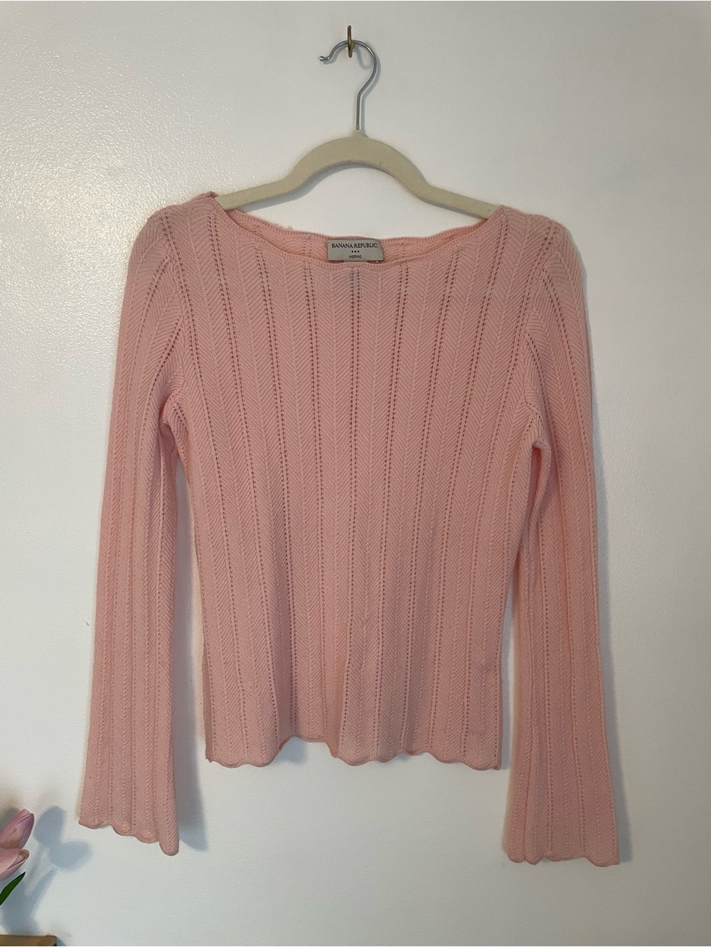 Banana Republic pink crochet merino wool fitted sweater scalloped detail size m